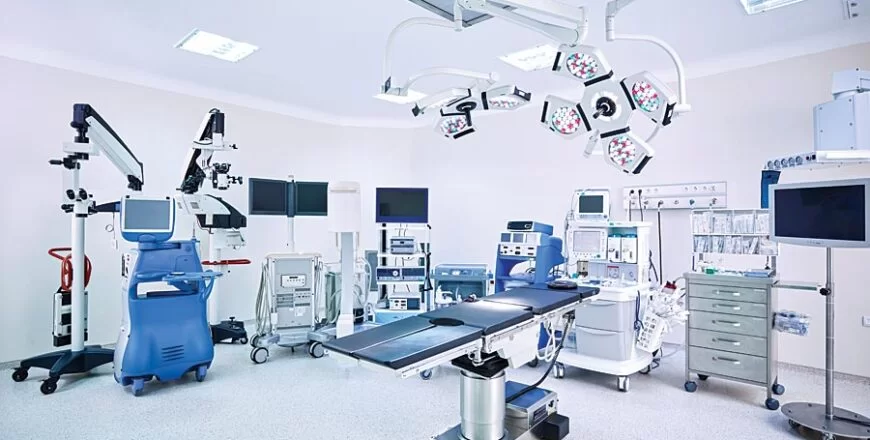 Operating room equipped with a full range of medical equipment